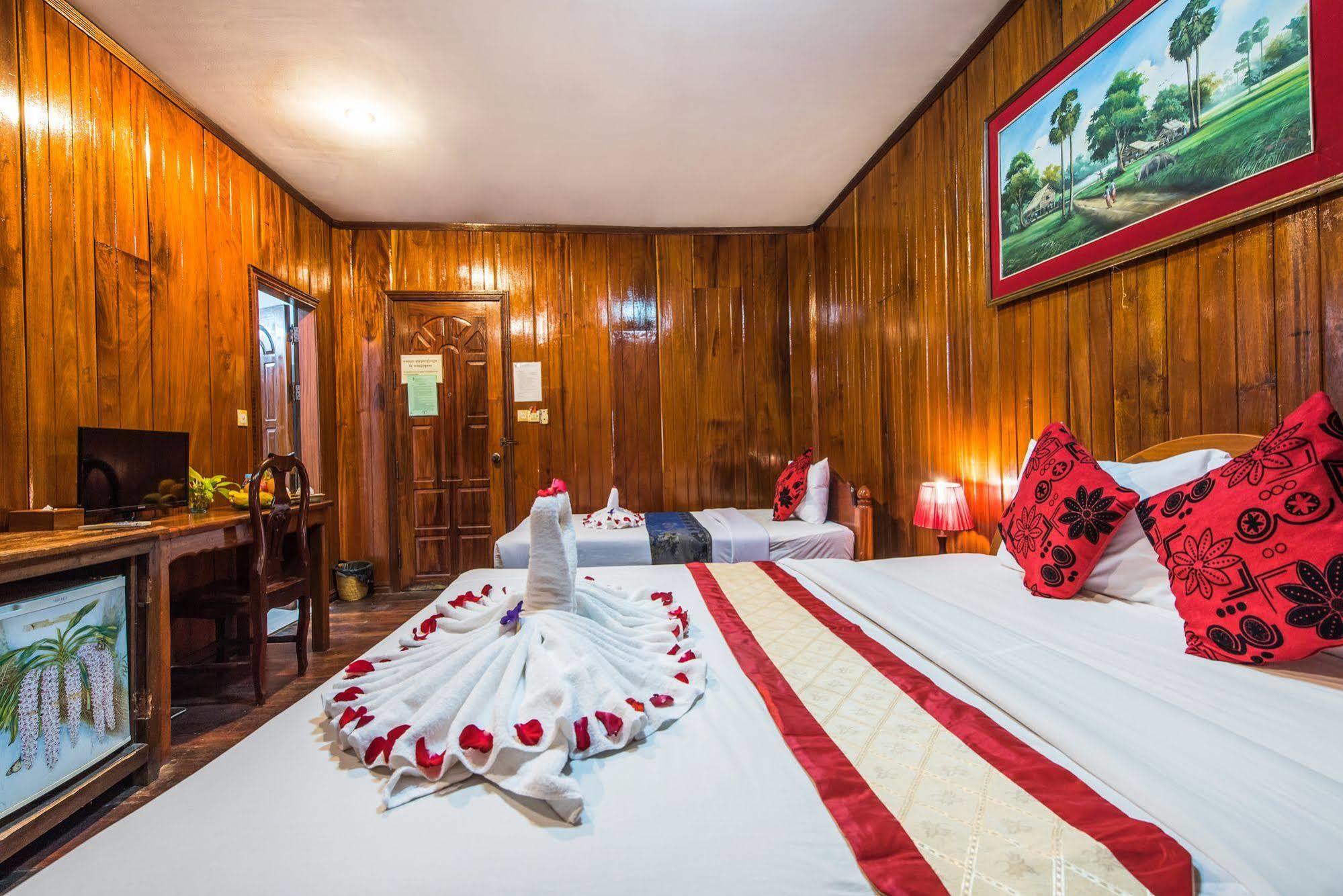 Neak Pean Hotel - Wooden House Сиемрип Экстерьер фото