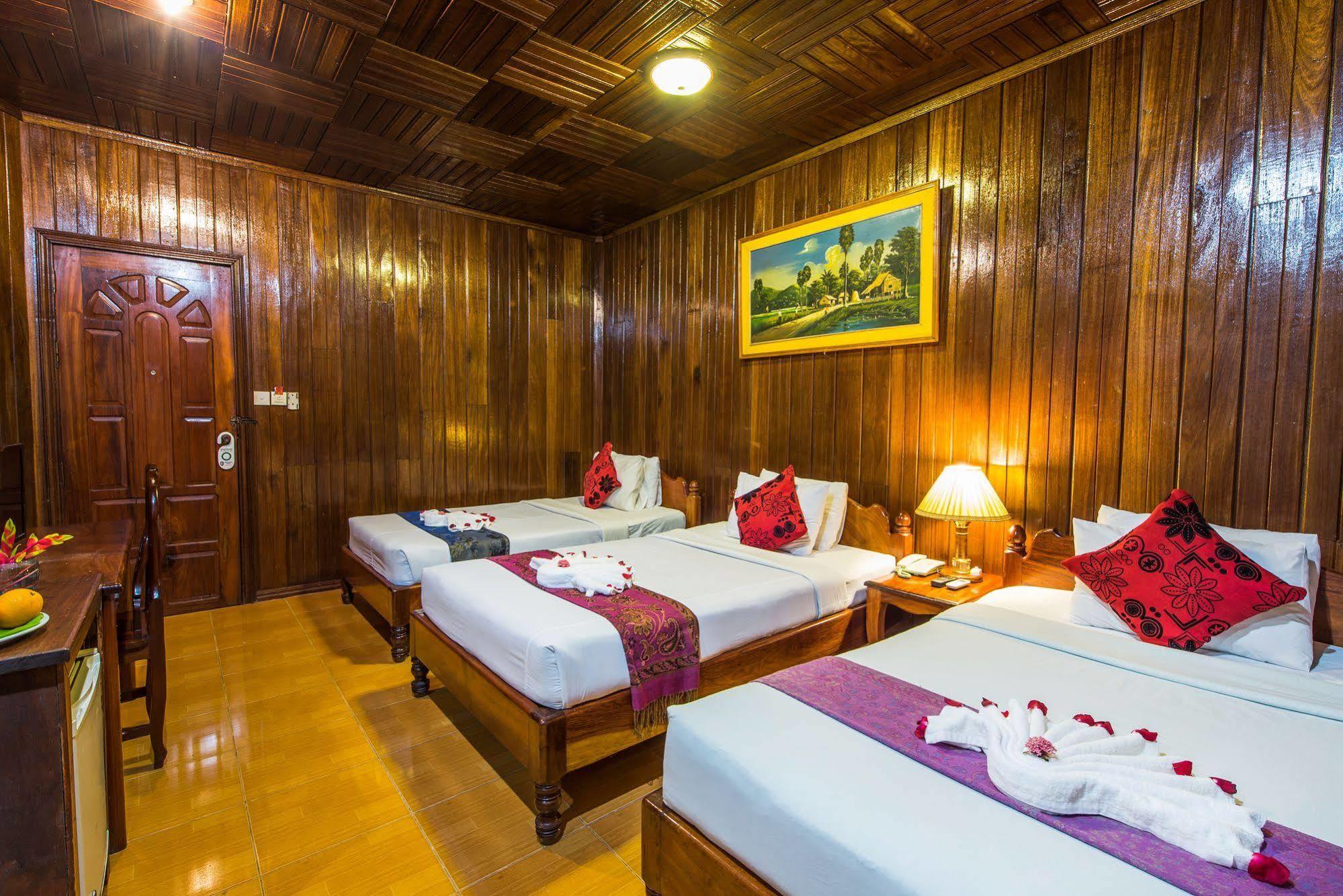 Neak Pean Hotel - Wooden House Сиемрип Экстерьер фото