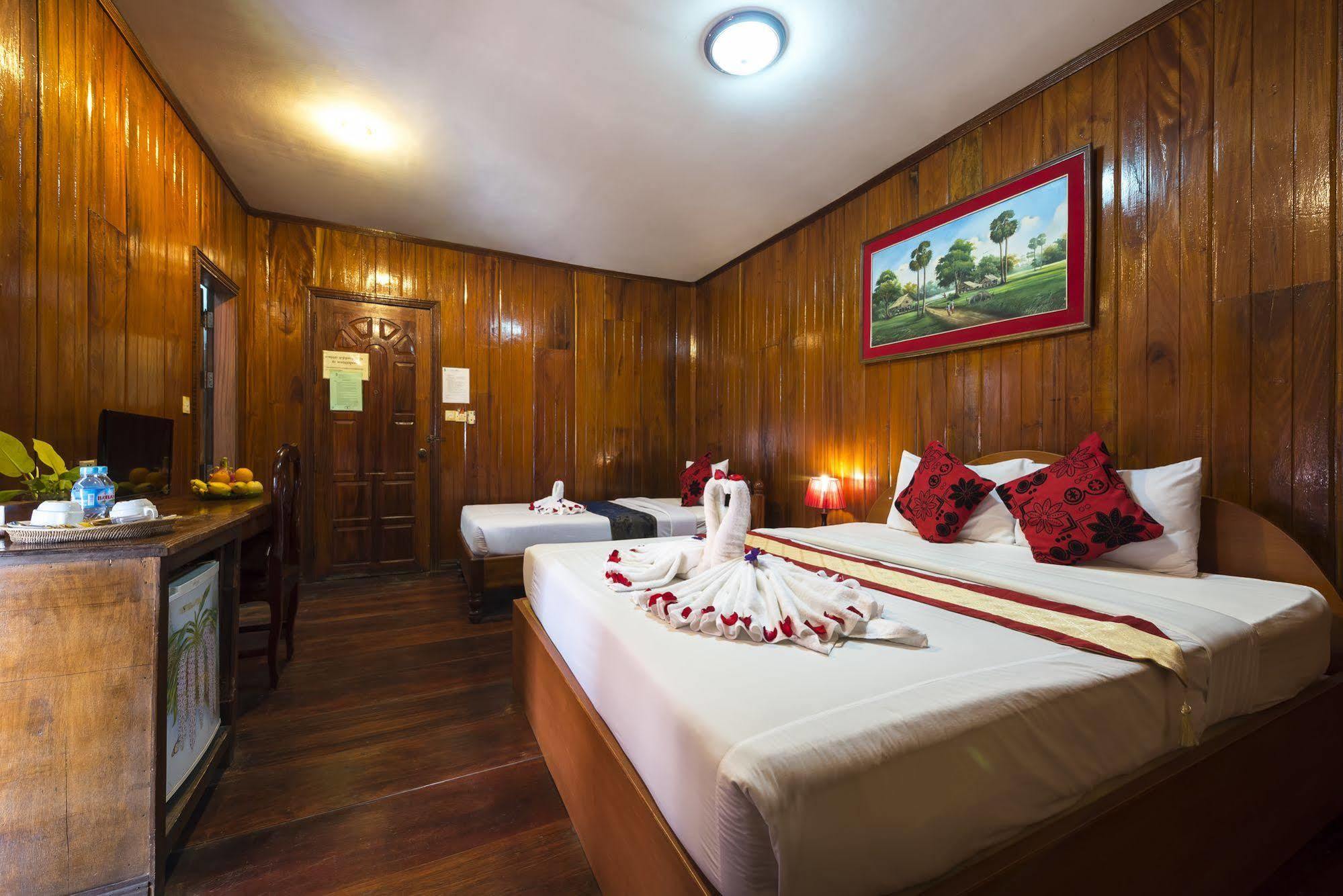 Neak Pean Hotel - Wooden House Сиемрип Экстерьер фото
