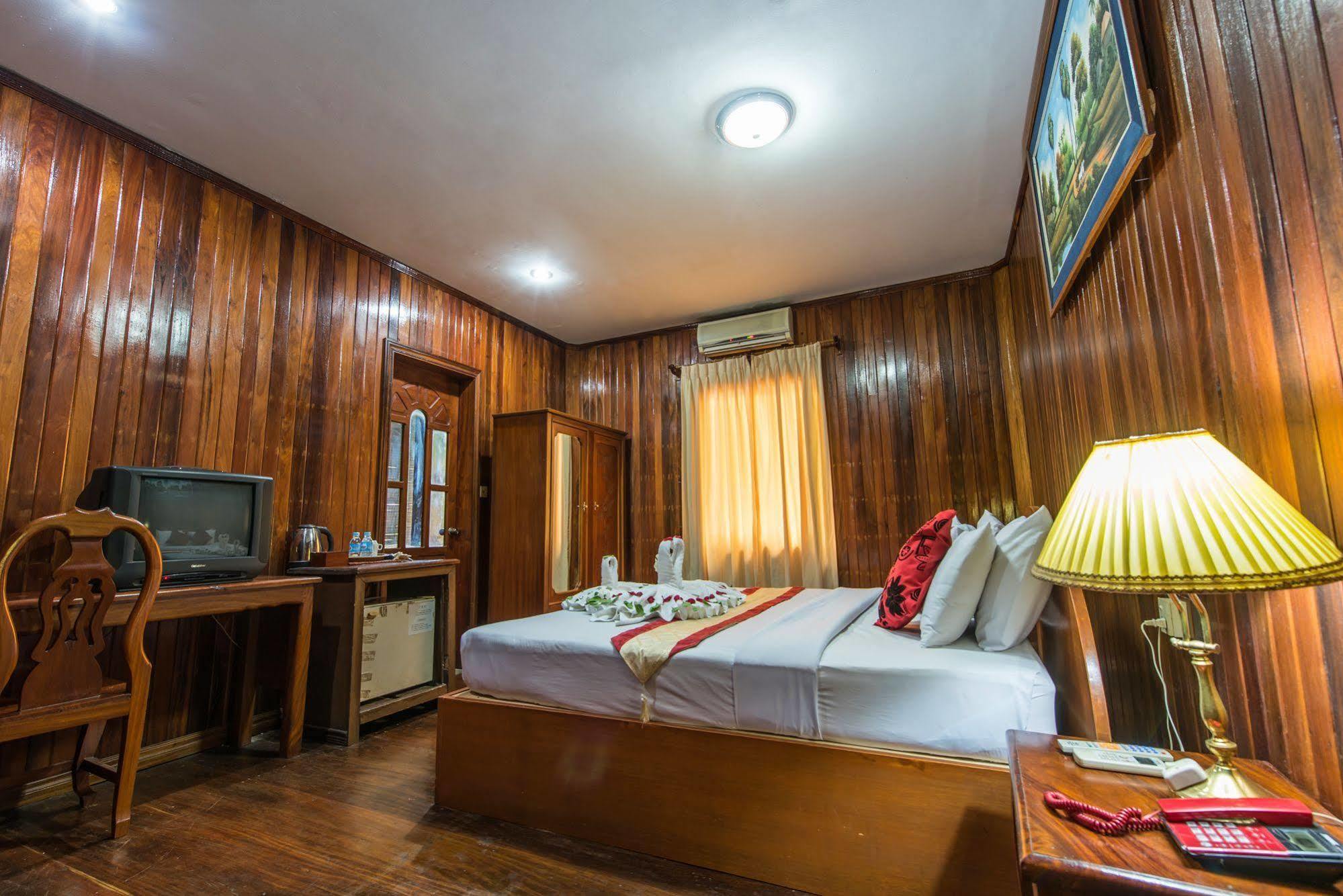 Neak Pean Hotel - Wooden House Сиемрип Экстерьер фото